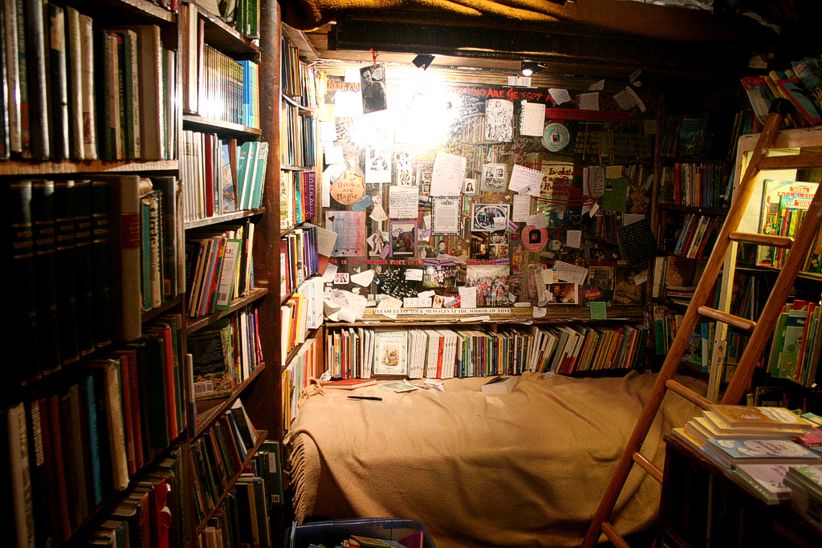 bed-in-shakespeare-bookstore